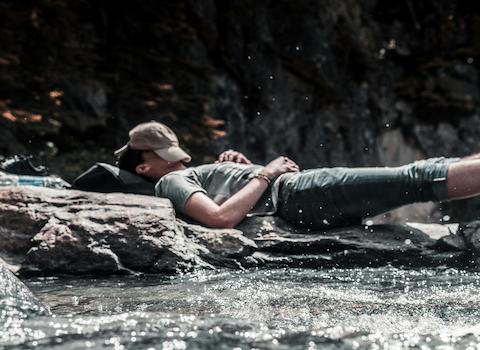 Avslappnad person vid vattnet som symboliserar trygg och krålfri hemsida